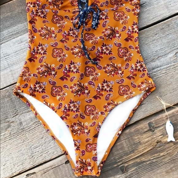 Cupshe Swimsuit - Picture 3 of 4